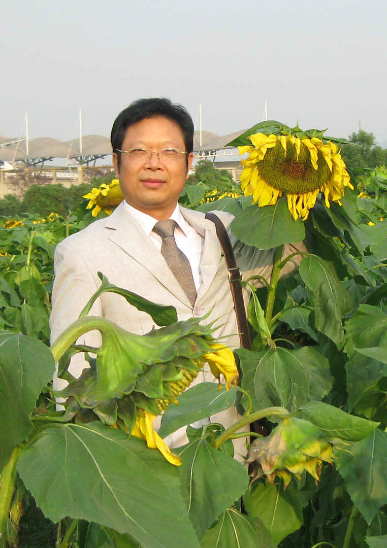 周广庆照片.jpg